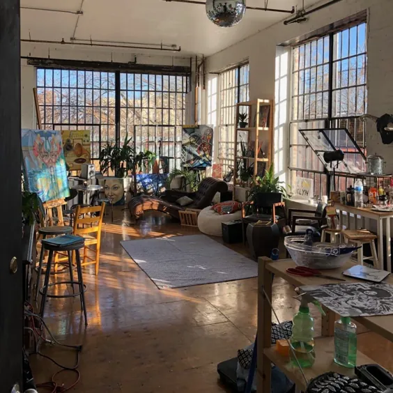 زیر شیروانی زیبا و بزرگ هنرمند آفتابی با 2 دیوار پنجره صنعتی در بروکلین