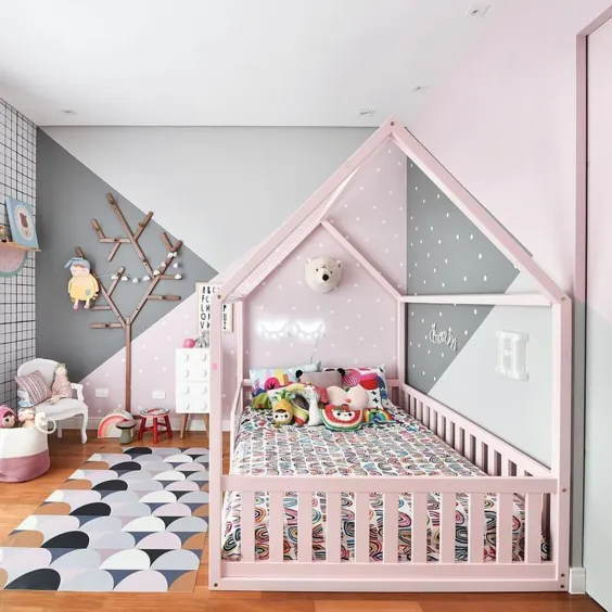 Ein graues und rosafarbenes Kinderzimmer modern weich und zart.  Vinyl-Teppiche یک ...