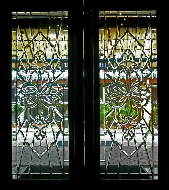 درب های شیشه ای سربی آنتیک توسط مارک سلرز