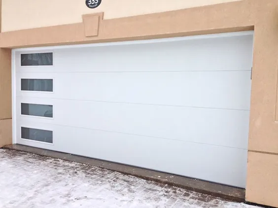 درب گاراژ سفید مدرن با جدار برقی نصب شده در میدلند