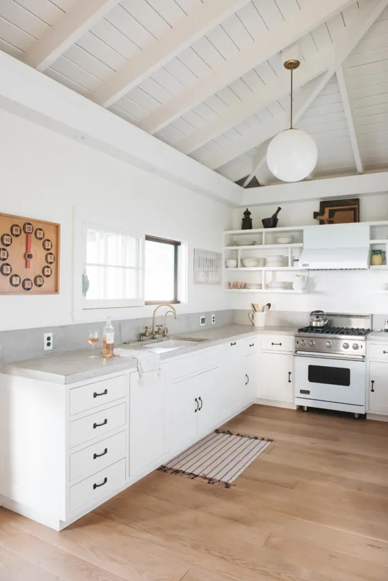 Steal This Look: آشپزخانه ای کاملاً سفید و مدرن در Maui - Remodelista