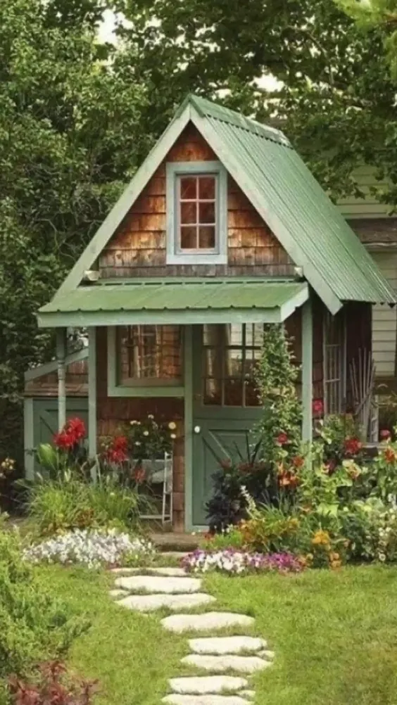 کلبه چوبی سبز. زیبایی شناسی کلبه. کابین کوچک.