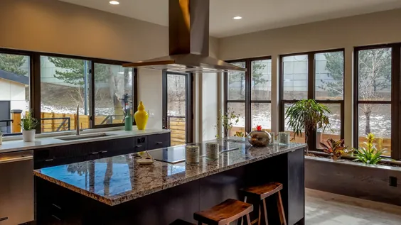 آشپزخانه مفهومی باز با پنجره های زیادی