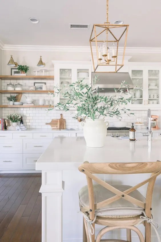 آشپزخانه سفید و روشن - مکانی تفکرآمیز