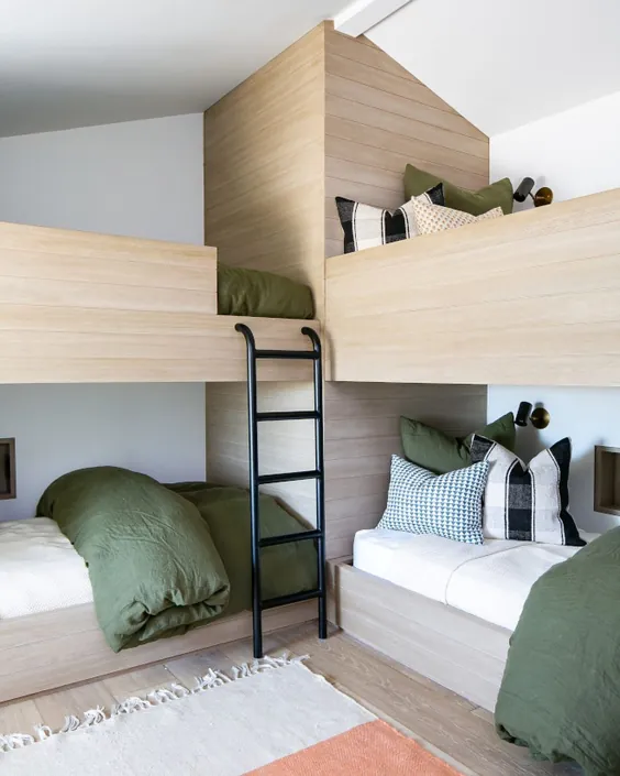 تور خانه در اینستاگرام: “Modern Room Bunk Room.  تخت های تختخواب سفارشی با سفارشی بلوط سفید با رنگ سفید سفارشی پوشانده می شوند.  کل این خانه را در وبلاگ مشاهده کنید:... "