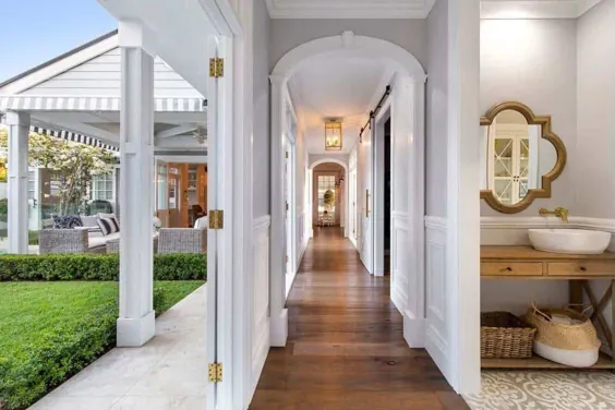 خانه ای به سبک همپتونز بی انتها در استرالیا طوری طراحی شده است که احساس می کند یک عقب نشینی است