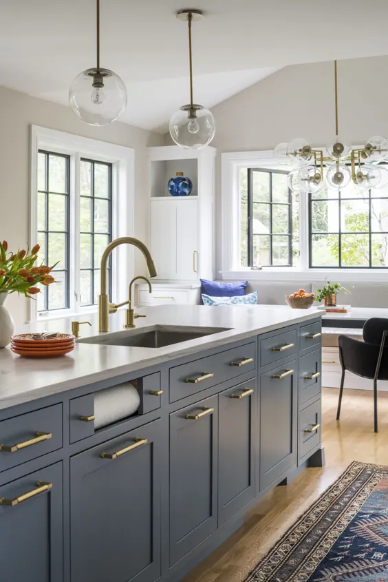 ایده های دو رنگ آشپزخانه ، مفهوم آشپزخانه آبی توسط Studio Dearborn