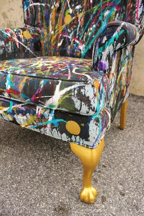 سطل های رنگ را روی صندلی قدیمی انداختم.  آنچه اتفاق افتاده است