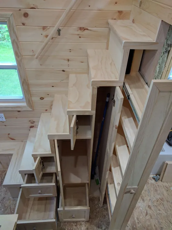 پله های خانه کوچک با قفسه های ذخیره سازی و انبار - TinyHome.io
