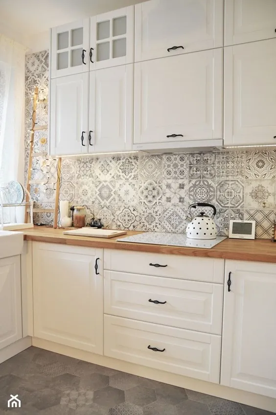 آشپزخانه روستیک - آشپزخانه سفید شکل خاکستری متوسط ​​با پنجره ، سبک روستایی - عکس توسط rebelle.concept