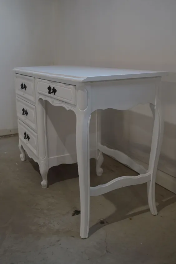 میز کار با استفاده از رنگ شیر سفید