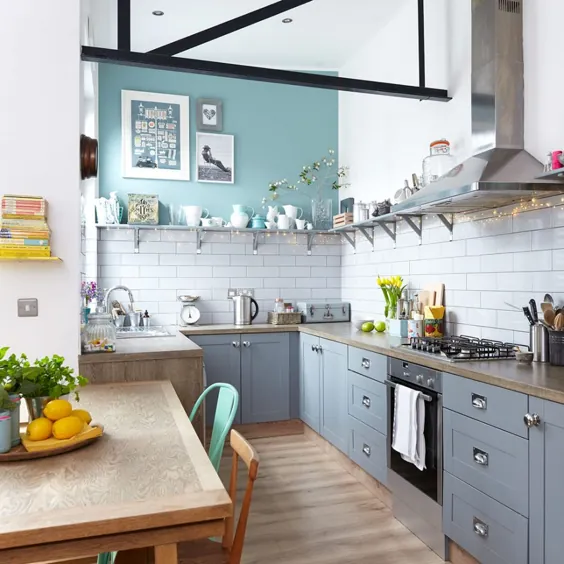 تغییر شکل آشپزخانه با کابینت های خاکستری ، کاشی های مترو و میز کار ورقه ورقه چوب کم رنگ