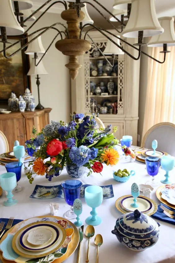 چیدن میز برای شام عید پاک: تنظیم مکان رنگارنگ و قطعه مرکزی