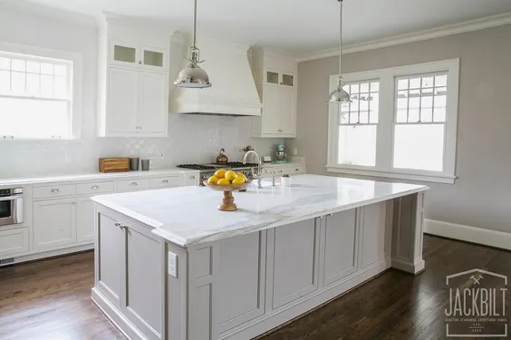 آشپزخانه سفید با جزیره خاکستری - انتقالی - آشپزخانه