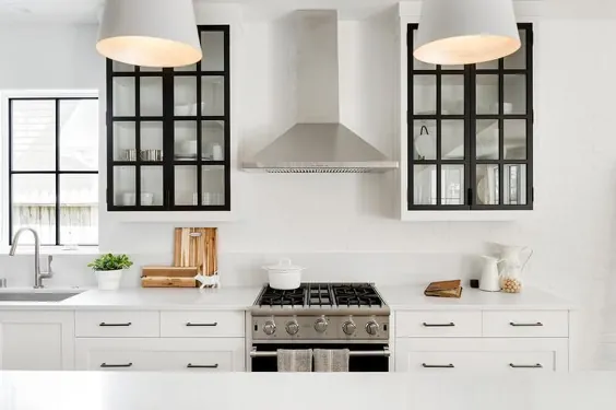 کابینت های سفید با درهای شیشه ای قاب مشکی - انتقالی - آشپزخانه