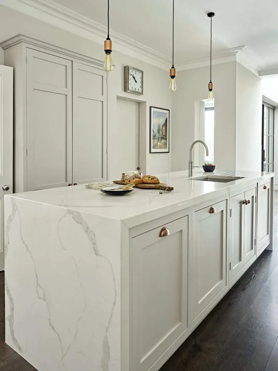 FRENCH GREY: آشپزخانه رنگ پریده ، بزرگ و بسیار زیبا با طراحی Brayer Design - The Kitchen Think