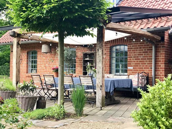 "Das Terrassendach aus alten Holzbalken war die beste Investment überhaupt!" - Im Garten bei KatinkaA