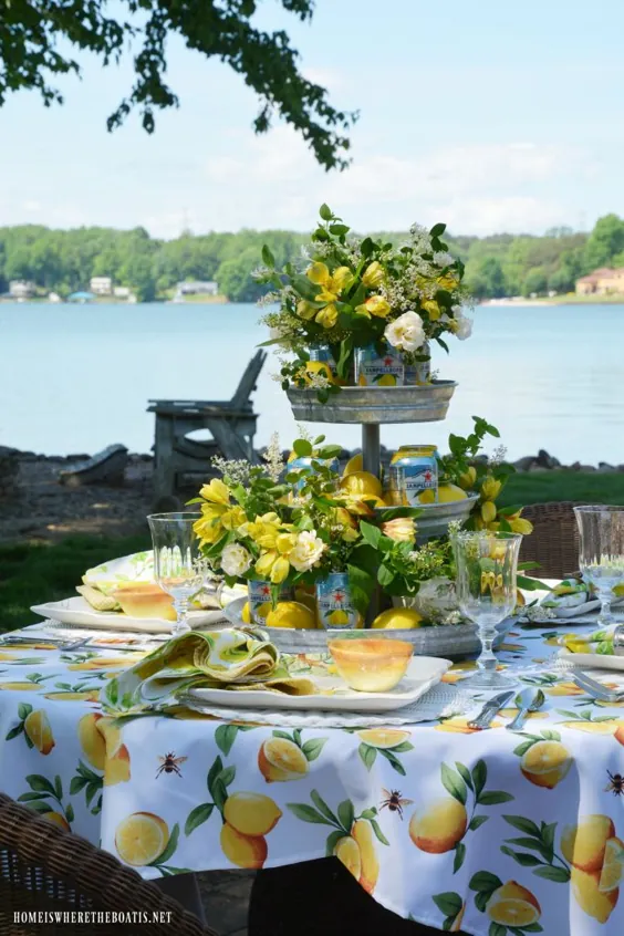 میز کنار دریاچه لیموناتا و گلدان های درخشان گل