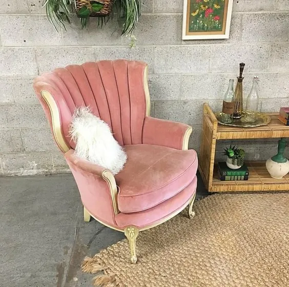 انتخاب محلی تنها صندلی مخملی Vintage صندلی صندلی یکپارچهسازی با سیستمعامل Pink Tufted 1960 با قاب گل چوبی حک شده و پایه های پیمایش برای اتاق نشیمن توسط RetrospectVintage215 از Retrospect Vintage of Philadelphia، PA |  اتاق زیر شیروانی
