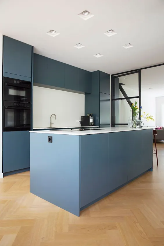 Interieurontwerp maatwerk keuken en kasten in groen en blauw voor برنده شدن در اوترخت - Studio Binnen