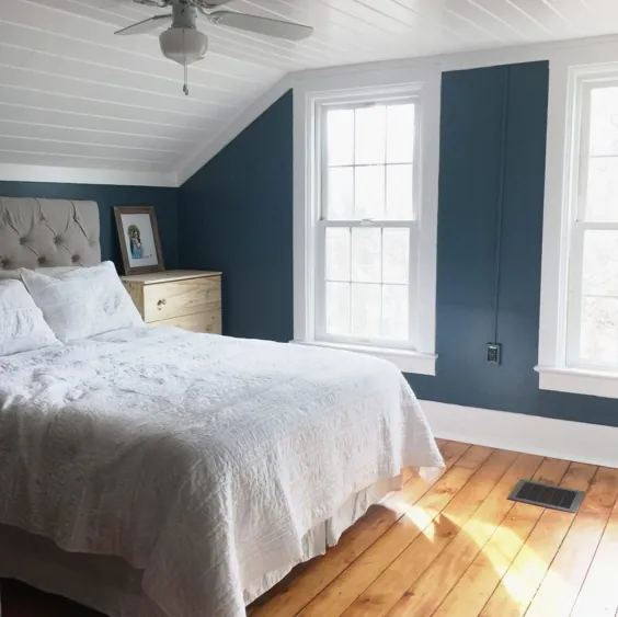 آرامش بخش اتاق خواب اصلی با سقف تخته ای - کرکره مشکی سفید