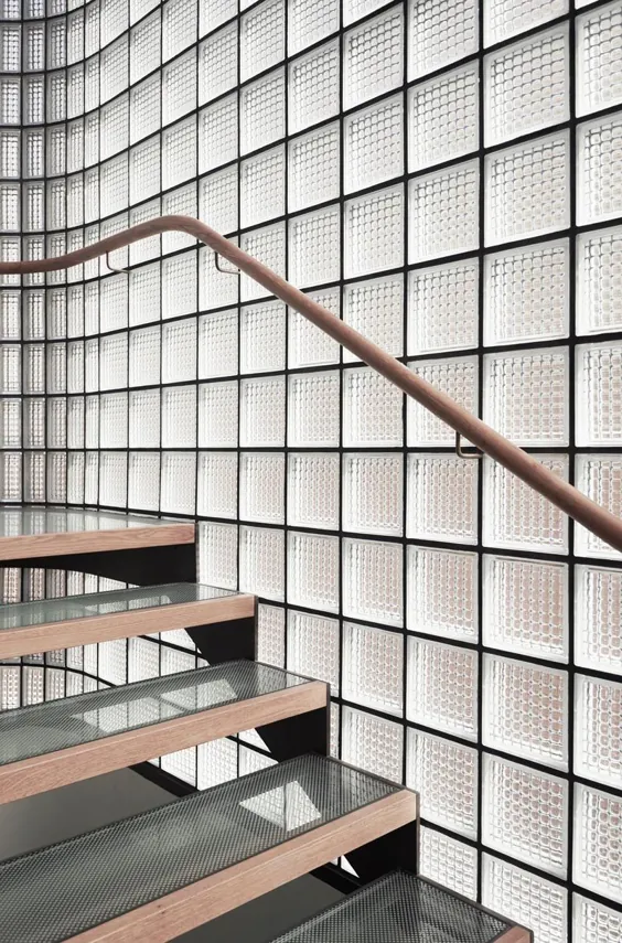 دیواره های بلوک های شیشه ای اطراف این پله ها به حفظ نور حفظ می شود و باعث ایجاد نور طبیعی می شود