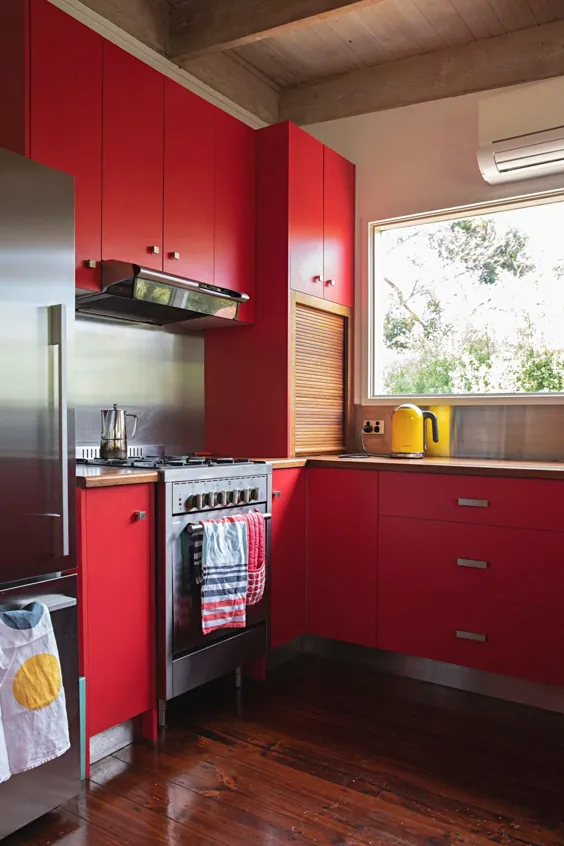 پرتره های پرندگان ، نقاشی های انتزاعی و یک آشپزخانه قرمز خانه ای استرالیایی فوق العاده رنگارنگ را ایجاد می کنند