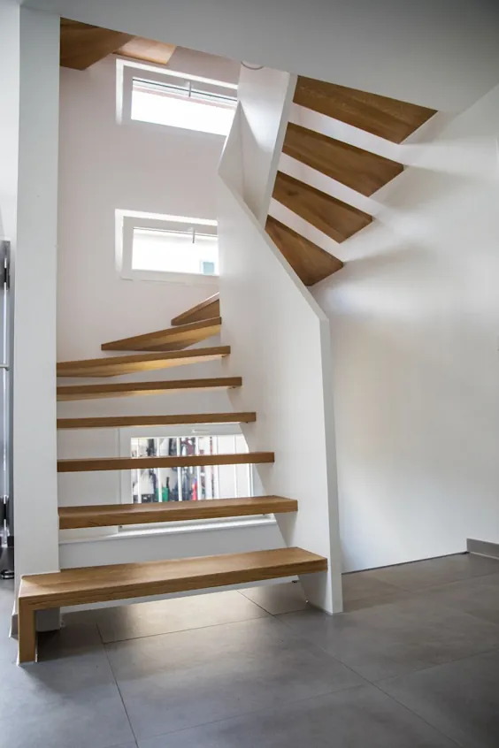 Moderne 1/2 gewendelte Treppe mit brüstungshohen Wangen |  احترام گذاشتن