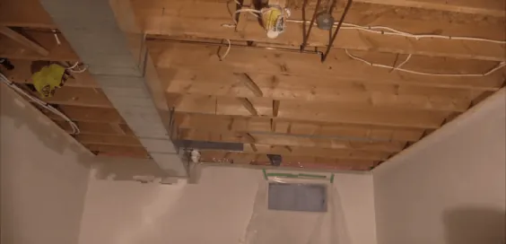 چگونه می توان از سقف زیرزمین ناتمام استفاده کرد - 4 روش ارزان!  - راهنمای ضد صدا
