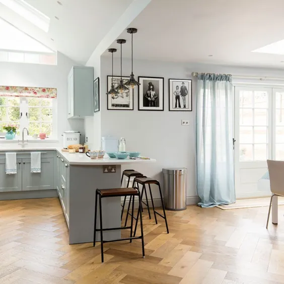تغییر شکل آشپزخانه گالی با کابینت های آبی کم رنگ ، فانوس سقف و کف پارکت