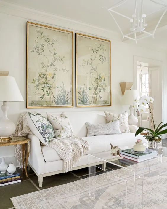 دکوراسیون اتاق نشیمن آفتابی به سبک دنج و دکوراسیون با دیوارهای گلدار و مبل راحتی سفید و چوبی بلوط