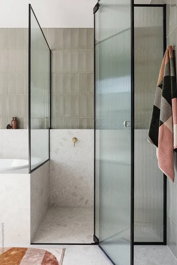 دوش مجلل باز شده توسط عکاسی جودی جانسون - Art Deco، حمام