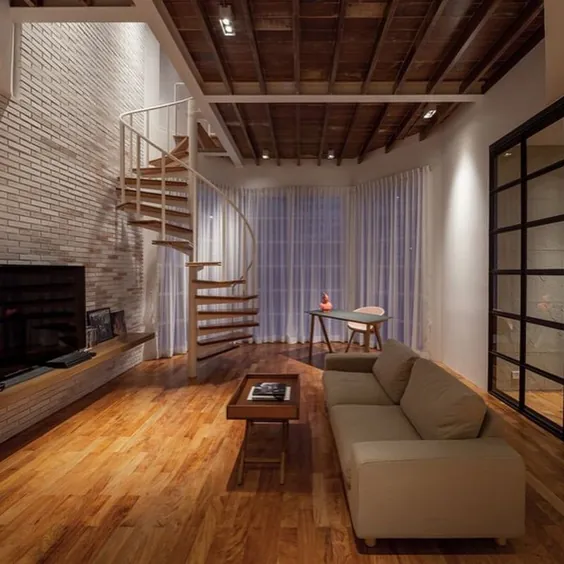 یک پلکان مارپیچی خیره کننده طراحی آپارتمان معاصر را به سطح بعدی می رساند