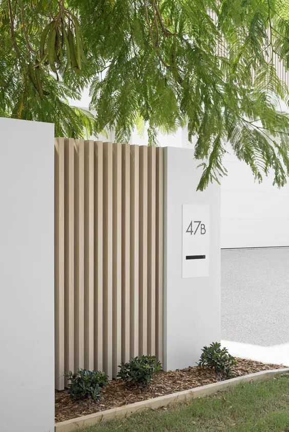 طراحی نمای خانگی ساحلی |  نمای بیرونی خانه سفید با ویژگی های تخته ای آلومینیومی به ظاهر چوبی