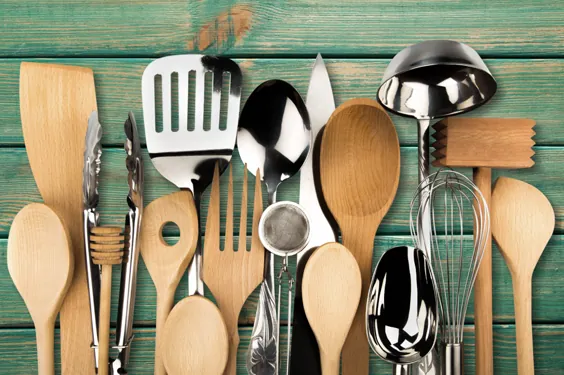 6 ابزار ضروری آشپزخانه که باید در آن غرق شوید (و چند مورد دیگر نباید)