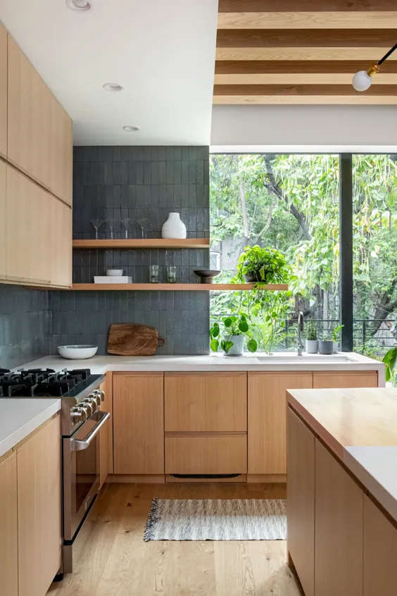 یک چوبی بلوند در آشپزخانه در فضای باز و داخلی در بروکلین