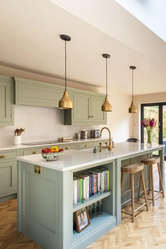 اطلاعات بیشتر در مورد این آشپزخانه خاکستری فرانسوی با قفسه های باز در جزیره و میزهای کاری زیبا کوارتز را مشاهده کنید