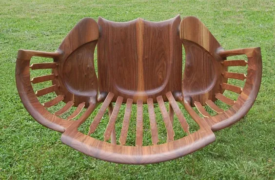 این صندلی گهواره ای سه گانه همان چیزی است که هر پدربزرگ به آن نیاز دارد