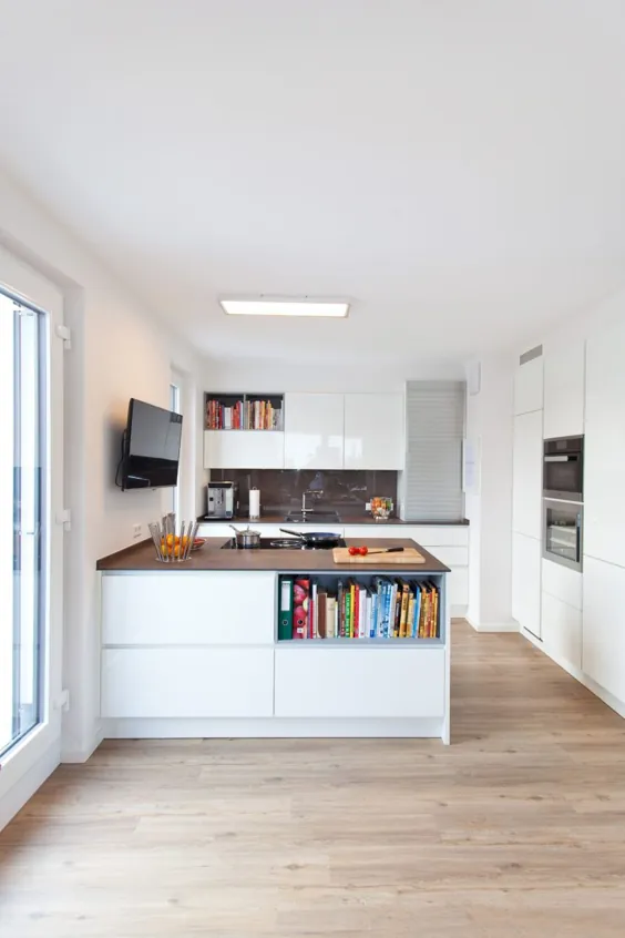 آشپزخانه مدرن با رنگ سفید براق با سطح گرانیت بدون دسته با لوازم خانگی Bora Basic و Miele - خانه آشپزخانه Thiemann Overath / Vilkerath