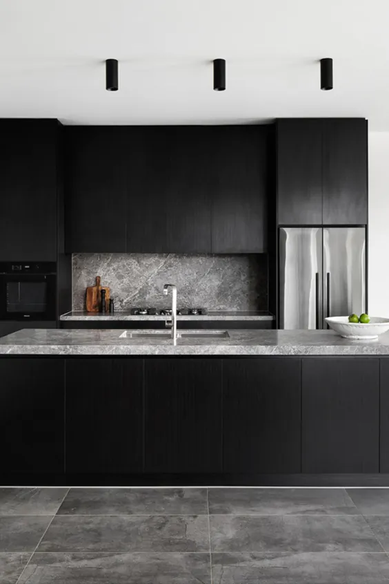 کابینت های آشپزخانه مشکی با پیشخوان های مرمر خاکستری برای خانه ملبورن |  C. معماران کایروز