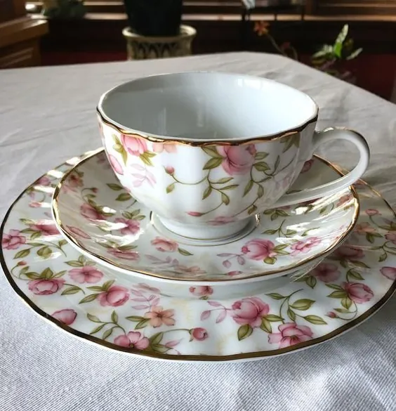 2001 Gorham "Forever Roses" Fine China Tea Set، Cup Saucer & Lanccheon Plate، Tossed Pink Roses Gold Trim Flute Edge، Near Mint شرایط