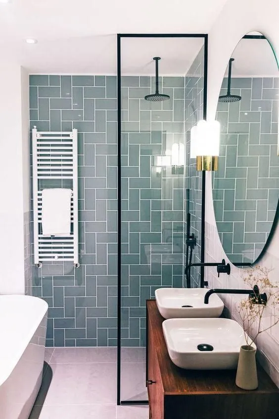 Venn Wooninspiratie #bathroominspiratie Salle de bain moderne avec des carreaux bleus.  # بد ....