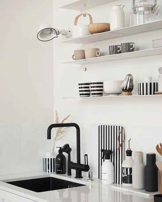 قفسه های آشپزخانه باز الهام بخش یک ظاهر طراحی شده