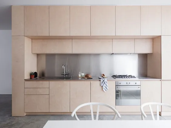 کابینت های چوبی سبک با صفحات میز جلو و صفحه نمای عقب ، طراحی مدرنی به این آشپزخانه می بخشد