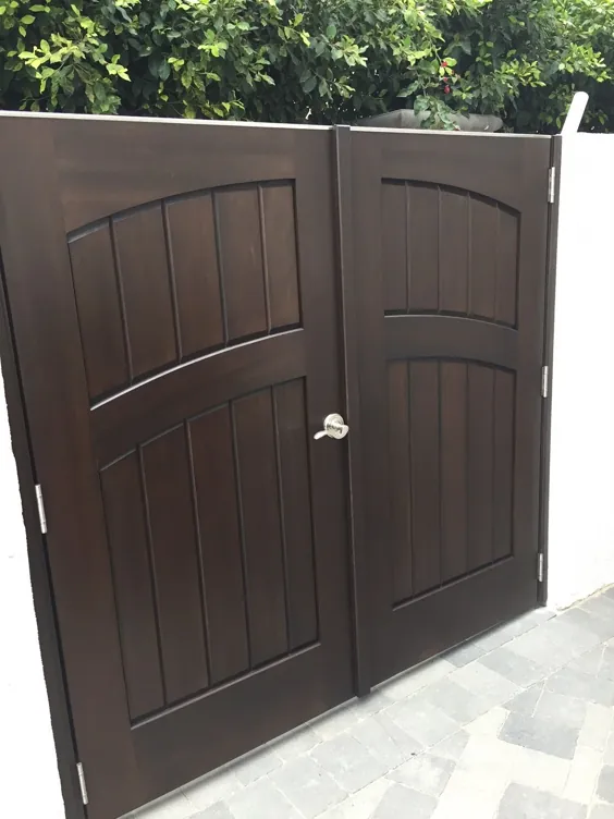 دروازه های چوبی سفارشی توسط معابر باغ