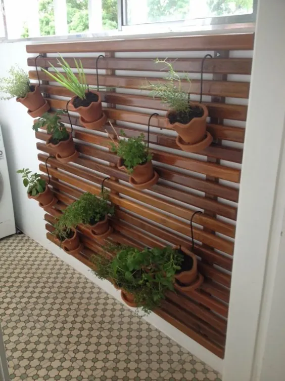 با استفاده از پانل های چوبی یک باغ عمودی برای خانه خود ایجاد کنید