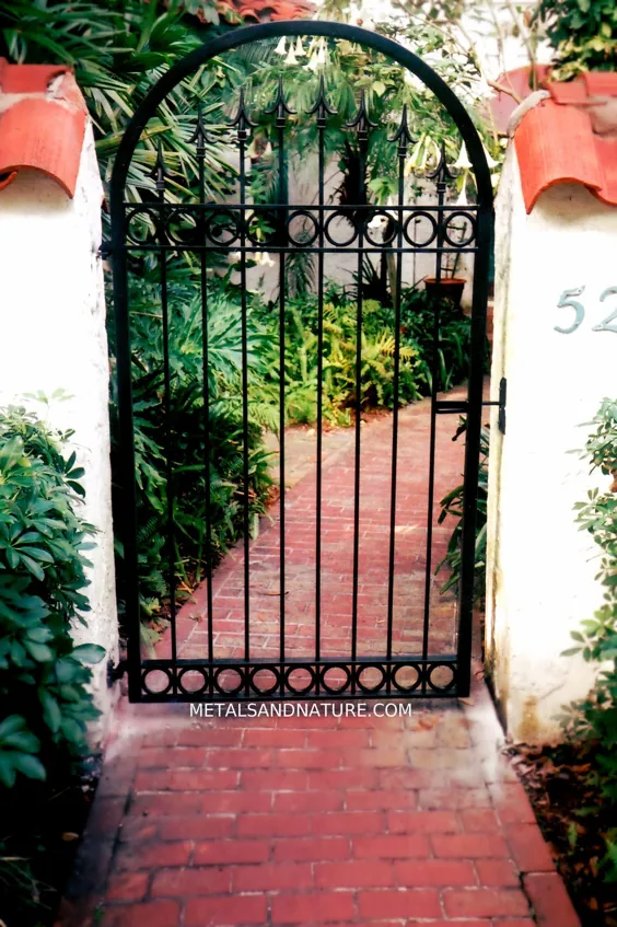 Gates Iron Garden دست ساز Tampa، FL |  فلزات و طبیعت