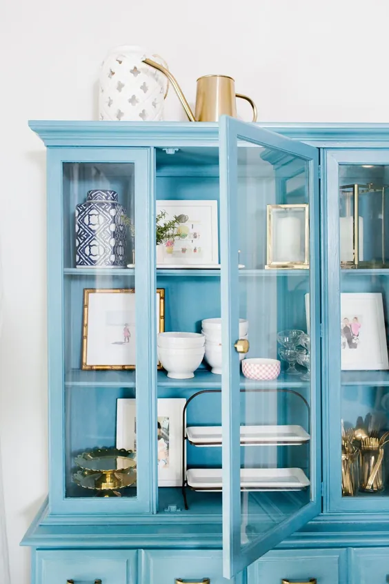 یک آشپزخانه سفید روشن با کلبه آبی Mema - سعادت پنجم خانگی