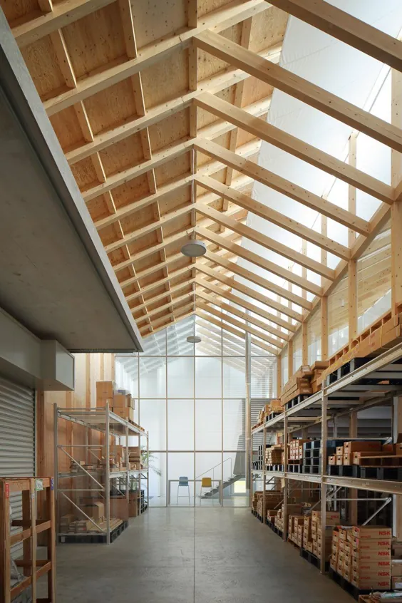 arii irie Architects در بالای انبار پر از نور در آگوئو ، ژاپن ، با خرپای سقفی چوبی قرار دارد