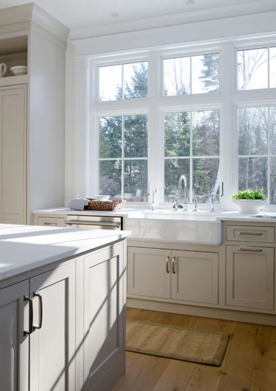 آشپزخانه به سبک شیکر انتقالی نقاشی شده در رنگ بژ - کابینت های کریستال